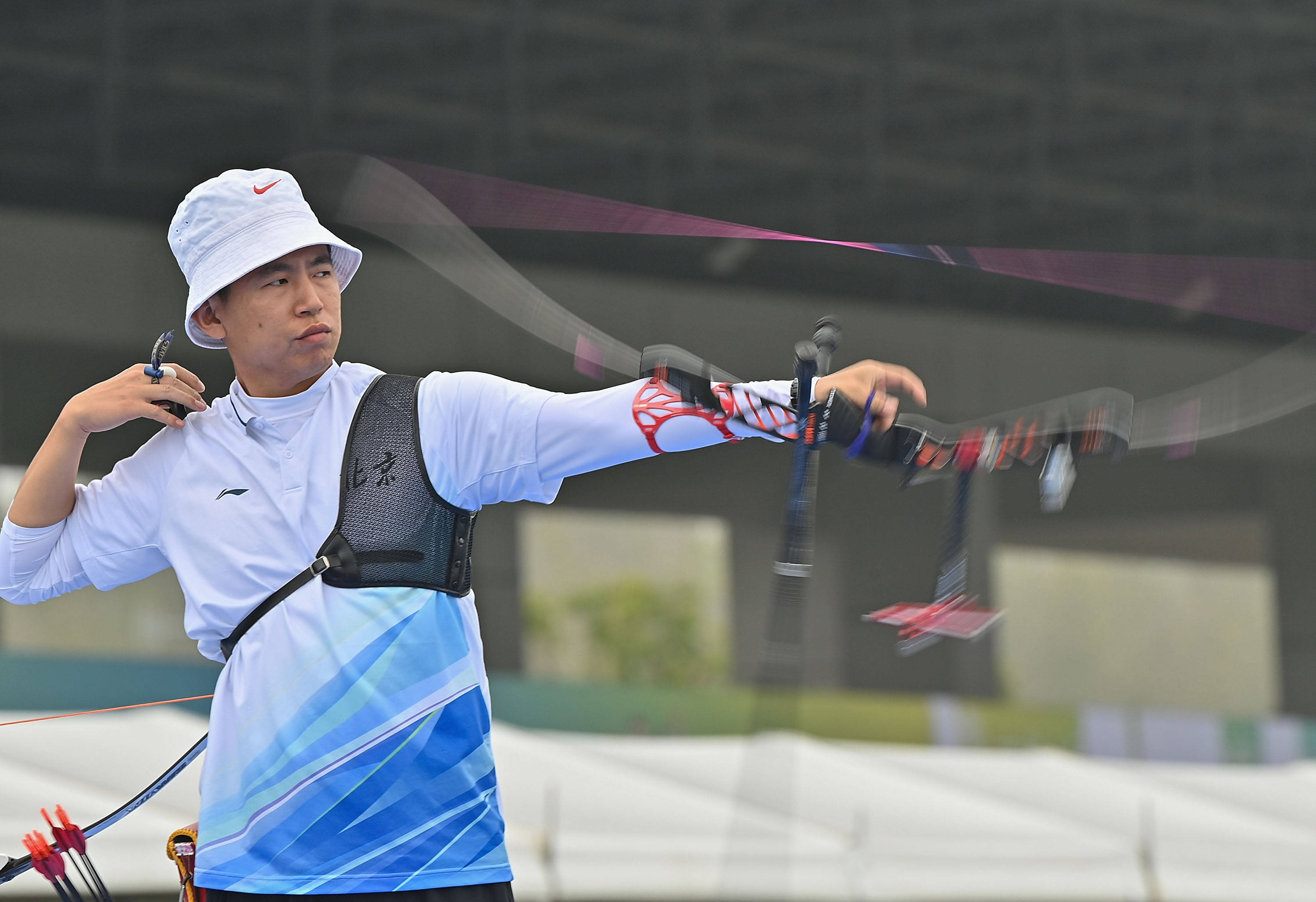 关于射箭比赛竞技激烈，箭矢穿云破风的信息