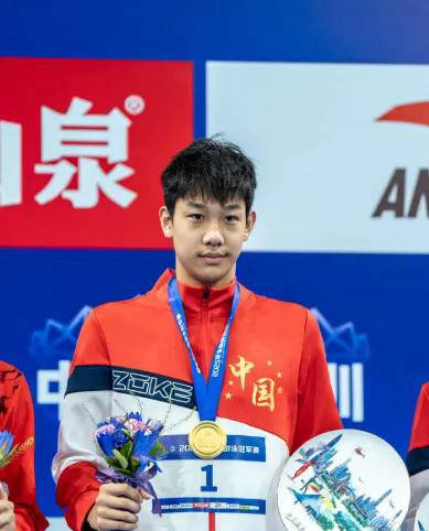 球队奋勇拼搏，赢得比赛，晋级淘汰赛