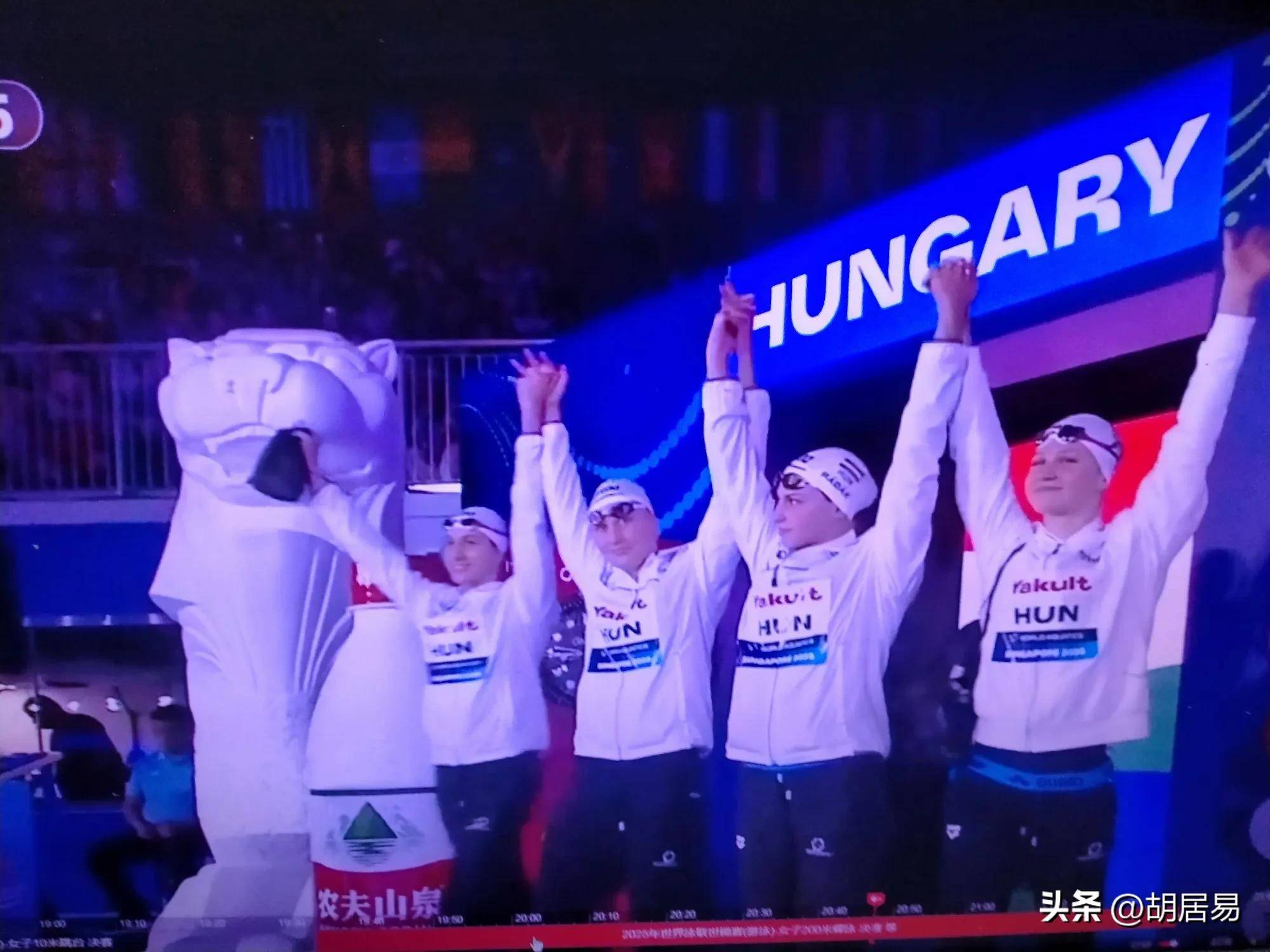 球队奋勇拼搏，赢得比赛，晋级淘汰赛