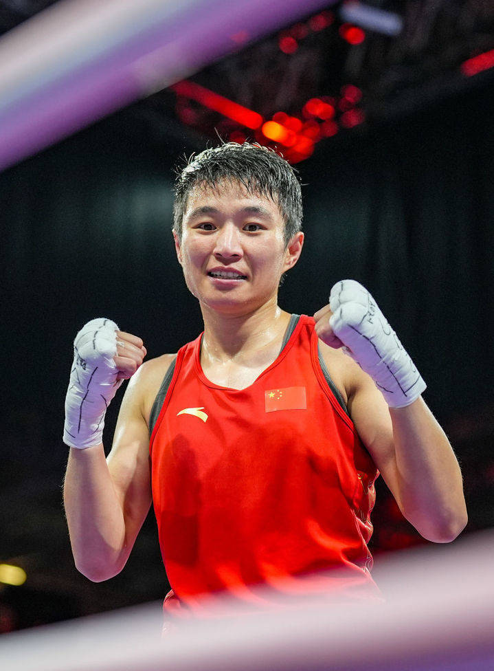 拳击项目精彩对决，选手拼搏不懈