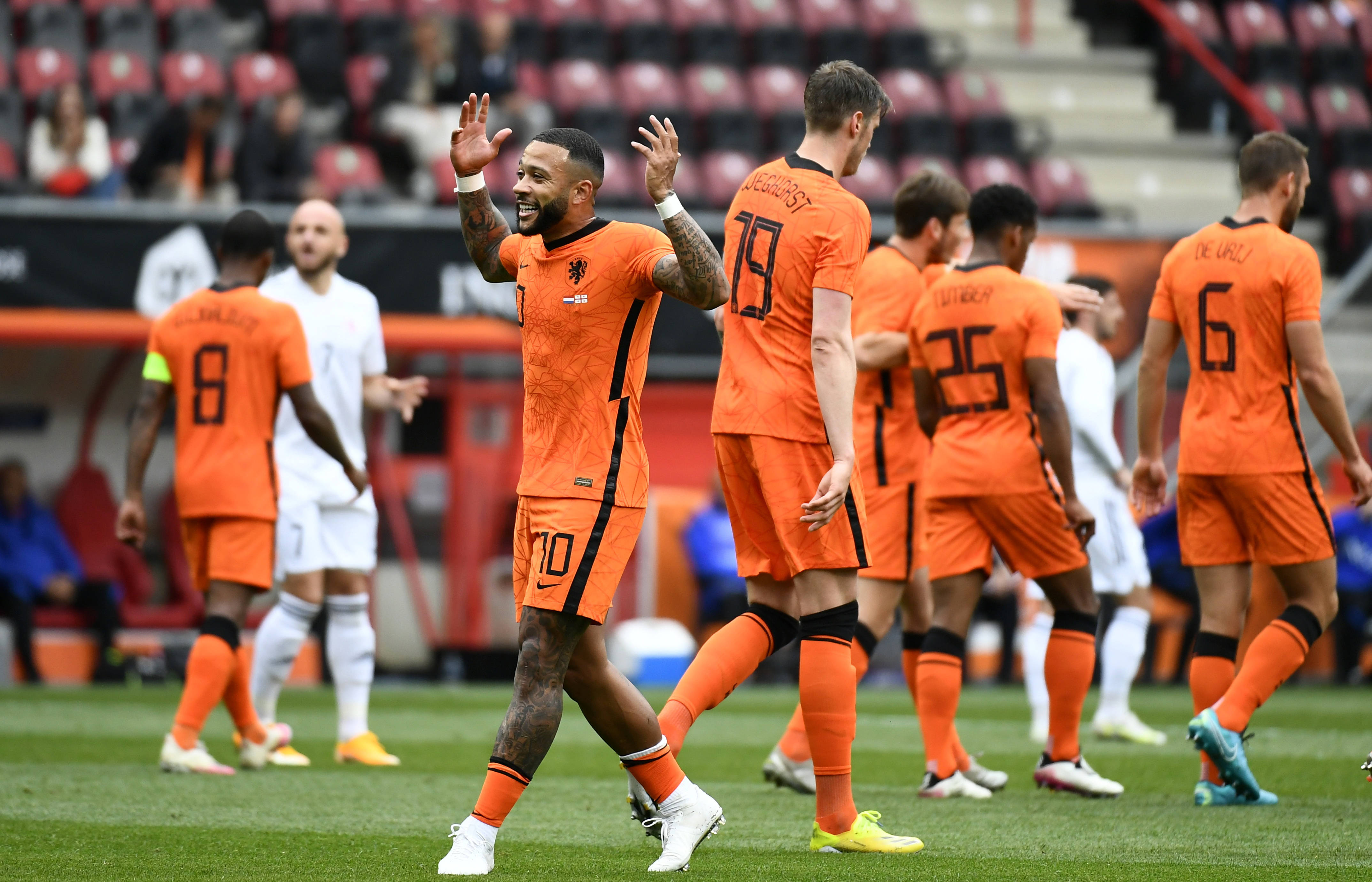 荷兰队在激烈较量中赢得关键胜利