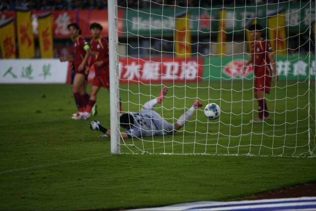 精妙传球，掀起球迷的欢呼声的简单介绍