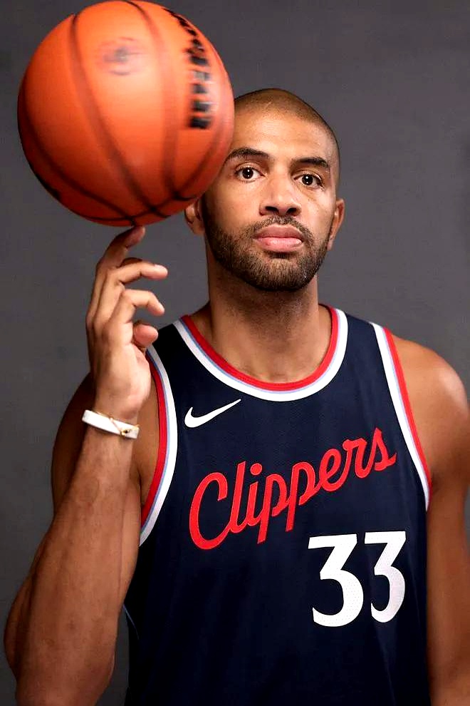 关于战术出奇制胜，球队轻松取胜晋级的信息