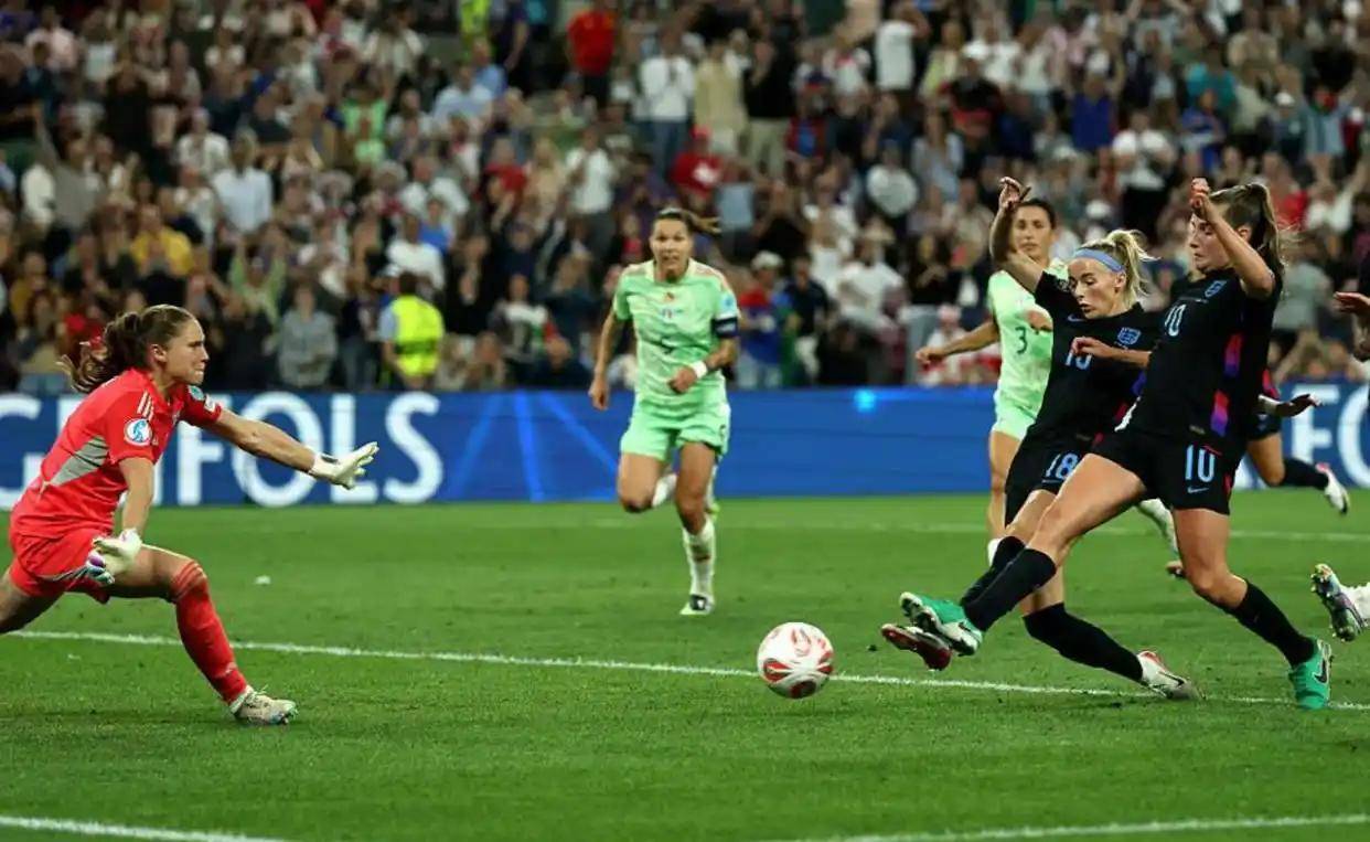 意大利女足后卫防守坚固，顶住对手压力