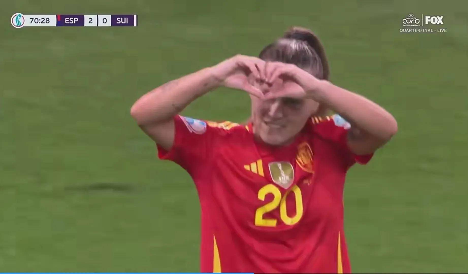 意大利女足后卫防守坚固，顶住对手压力