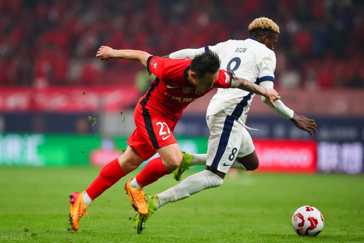 包含上海上港客场惨败山东鲁能，遭遇挑战的词条