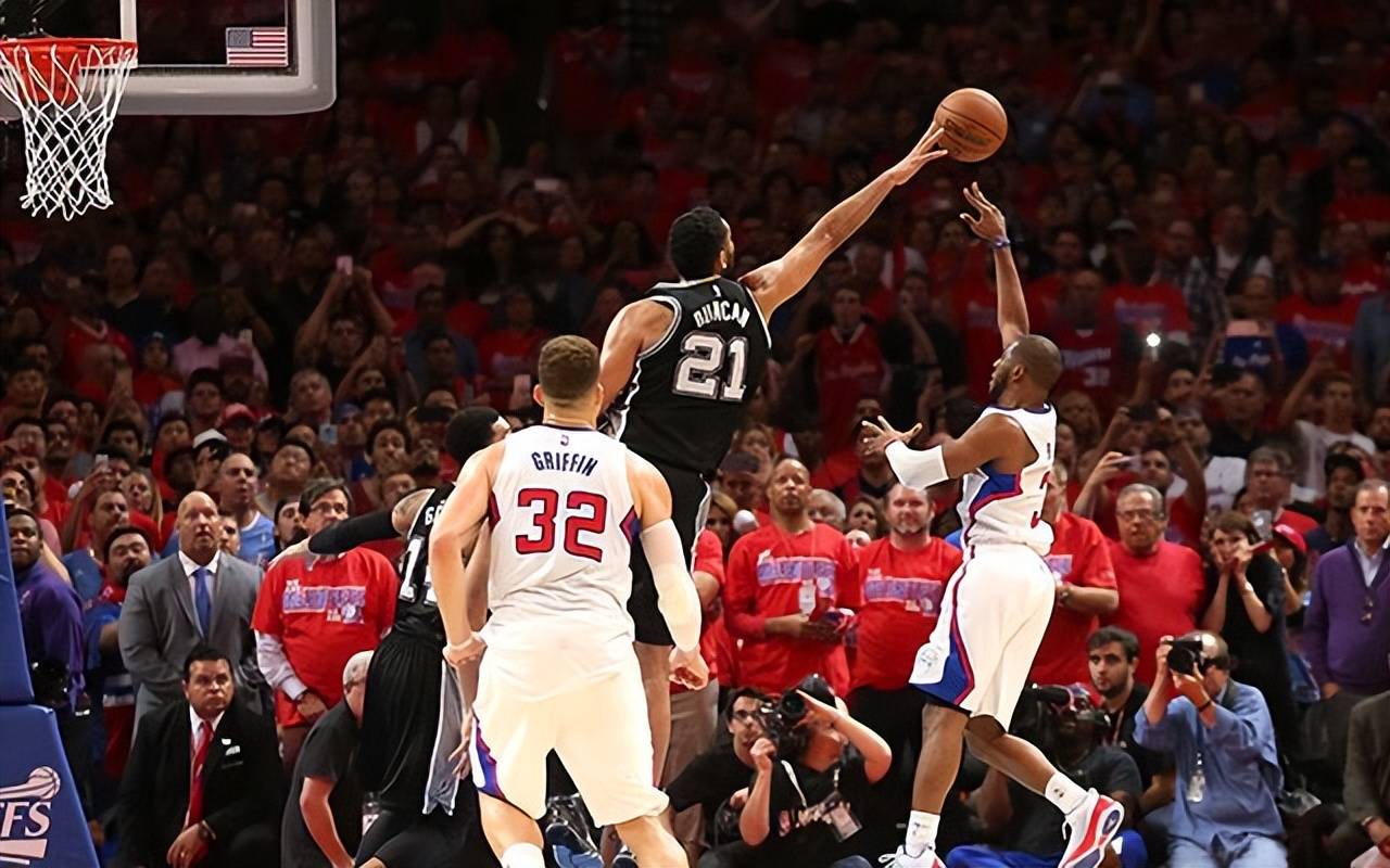 开拓者横扫马刺，实现三连胜