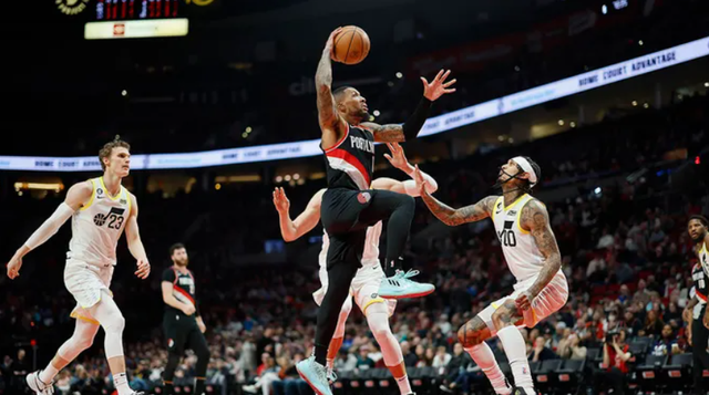 开拓者击败雷霆，利拉德展现超神表现