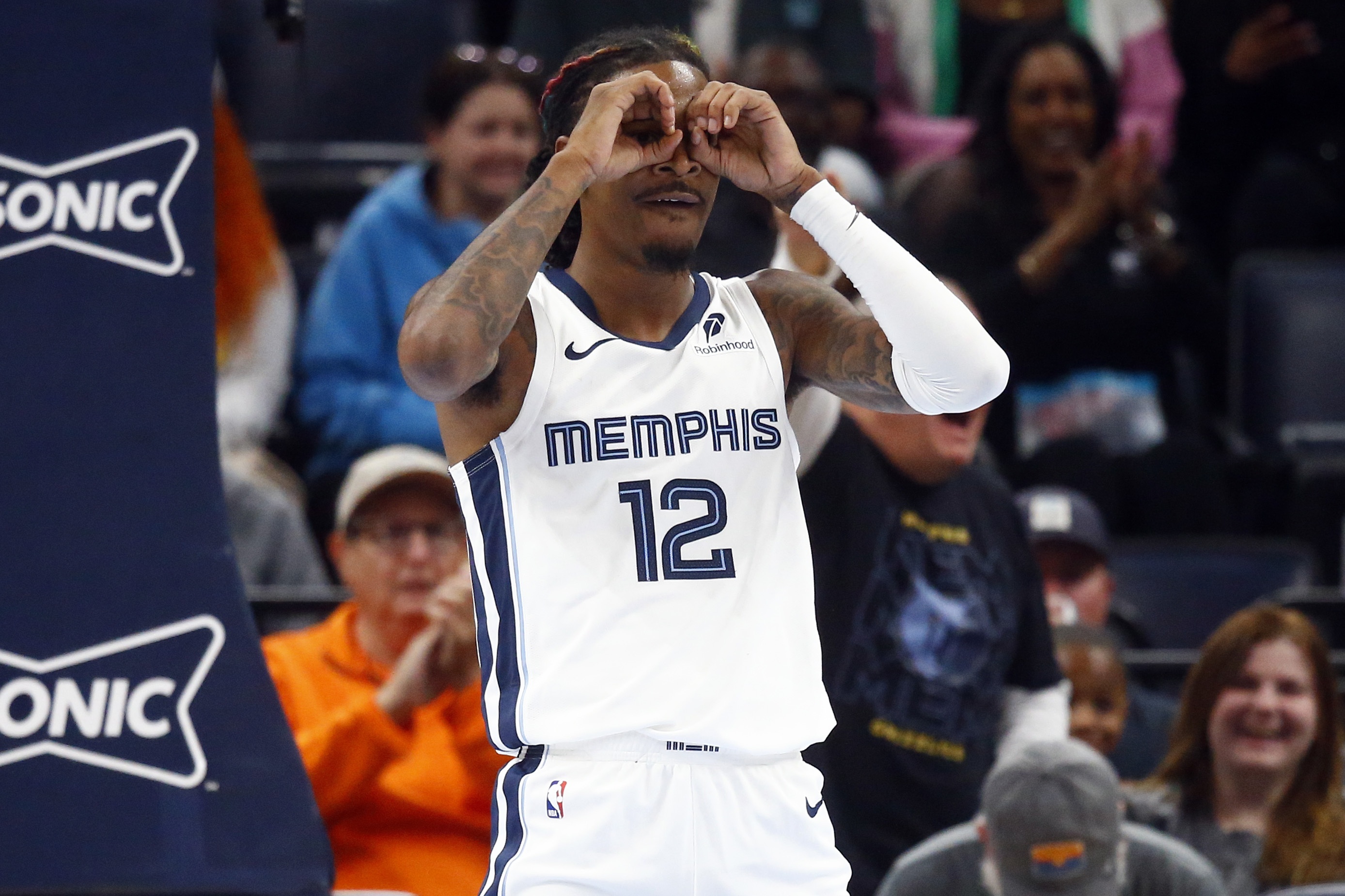 勇士击溃开拓者，实现两连胜