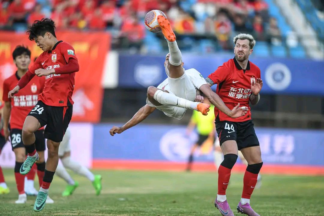 包含豪门对决，球场激战一触即发的词条